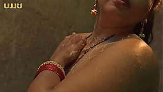 भाभी को बात्रम में नहाते हुआ देखलिया पूरी नंगी हो गई भाभी