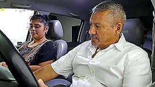 Aly le da una mamada ensalivada en el carro, es la mejor chupando verga!