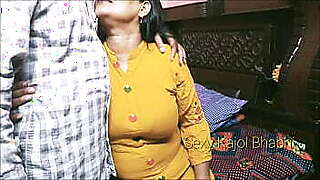 मालिक की गरम बीबी को अपने छोटे लन्ड से संतुस्ट किया