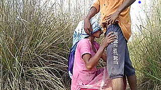 पत्नी बाहर लकड़ी इकठ्ठा कर पति ने बोला आज बाहर चोदाई करते है देसी हिंदी सेक्स वीडियो