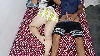 Me quede a descansar en la habitacion de mi hermanastra y tube que meterle mi polla  , para no tener problemas tube que metercelo por detras , casi me pillan