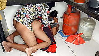 घर मालिक कामवाली बाई को चोदने के लिए किचेन के नीचे छुपा है