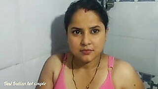 सौतेले बेटे से मां ने बाथरूम में जमकर चुदाई कराई अकेले में