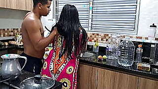 Interrumpo a mi madrastra en la cocina y la convenzo de que me chupe la polla