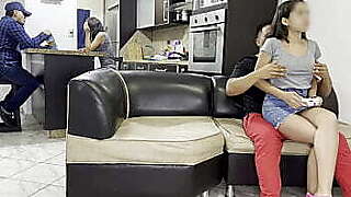 Metiendole mano a mi Sobrina Sentada en mis Piernas a Escondidas de Sus Padres